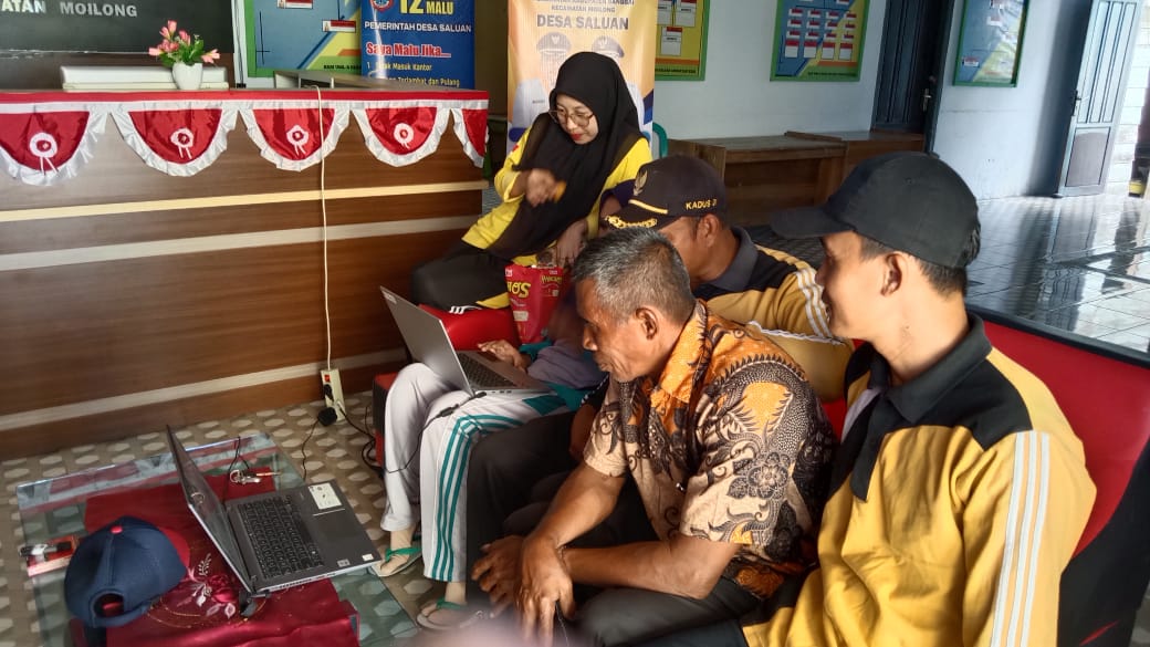 Mengikuti kegiatan zoom miting tentang jaga desa